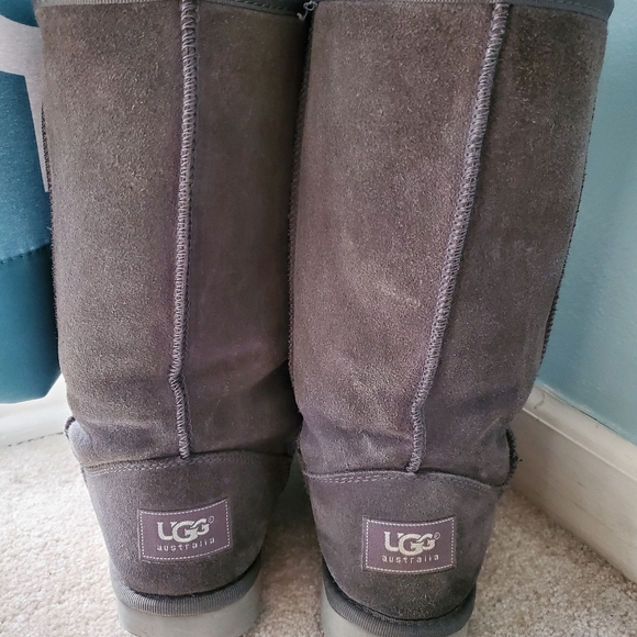 UGG Boots - Picture 4 of 4